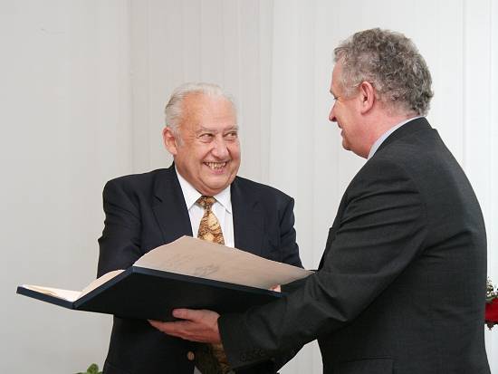 Prof. Vladislav Šimák (vľavo) preberá z rúk predsedu SAV prof. Jaromíra Pastoreka Zlatú medailu SAV.