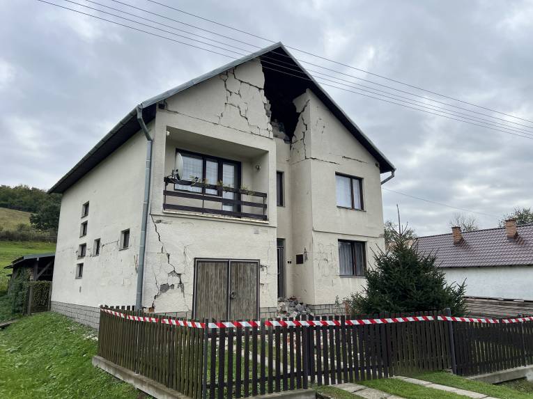 Poškodený dom po zemetrasení v obci Ďapalovce, FOTO TASR - Maroš Černý
