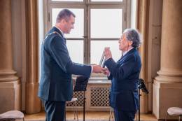Zväčšiť fotografiu - Predseda SAV Martin Venhart odovzdáva Medzinárodnú cenu SAV prof. Nagayovi