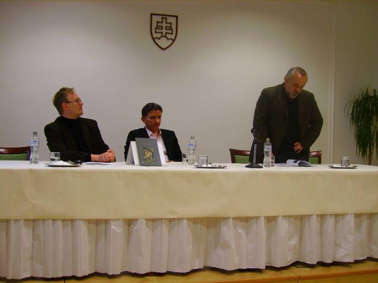 Zľava: doc. Mgr. Adam Bžoch, CSc., doc. PhDr. Ivan Gerát, PhD. a Prof. PhDr. Martin Homza, PhD. počas predstavovania publikácie