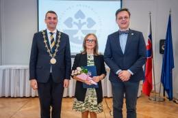 Zväčšiť fotografiu - Riaditeľka BMC SAV prof. Silvia Pastoreková po prevzatí ocenenia