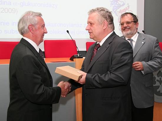 Peter Biely (vľavo) preberá Meailu SAV za podporu vedy z rúk prof. Jaromíra Pastoreka. Vpravo podpredseda SAV doc. Albert Breier.