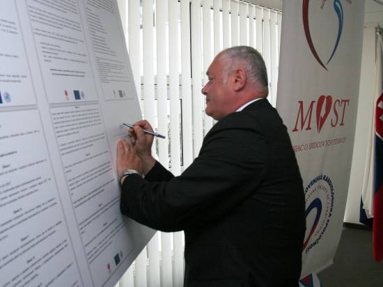 Minister Ivan Valentovič pri podpisovaní Charty...