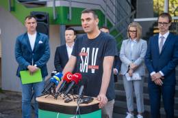 Zväčšiť fotografiu - Predseda SAV Martin Venhart počas príhovoru na tlačovej konferencii