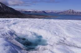 Zväčšiť fotografiu - Kryokonit – ľadovcové jazierko; ľadovec Nordenskioldbreen
