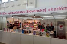 Prof. Ján Dusza pri pre preberaní ocenenia ESET Awards, ktoré mu odovzdal nositeľ Nobelovej ceny Kip Thorne