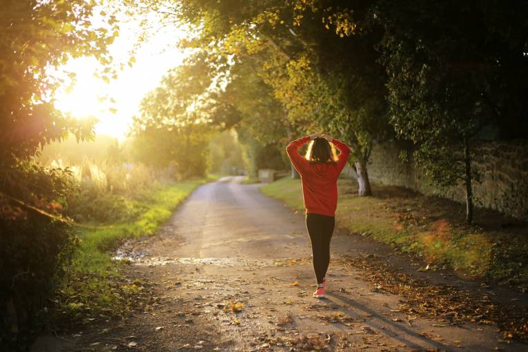 Odborníci odporúčajú pridať do našej novej rutiny cvičenie, keďže primeraná fyzická aktivita znižuje úzkosť