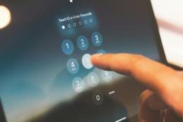 Dôkaz lásky alebo nástroj kontroly? Viac ako polovica Slovákov zdieľa heslá k mobilu s partnerom