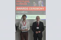 Zväčšiť fotografiu - Prezident Falling Walls Lab Slovakia profesor Peter Moczo (vpravo) a víťaz národného kola doktor Daniel Truchan (vľavo).