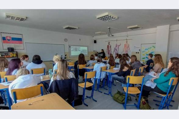 Laboratórium fyziológie rastlín ChÚ SAV putovalo po slovenských školách