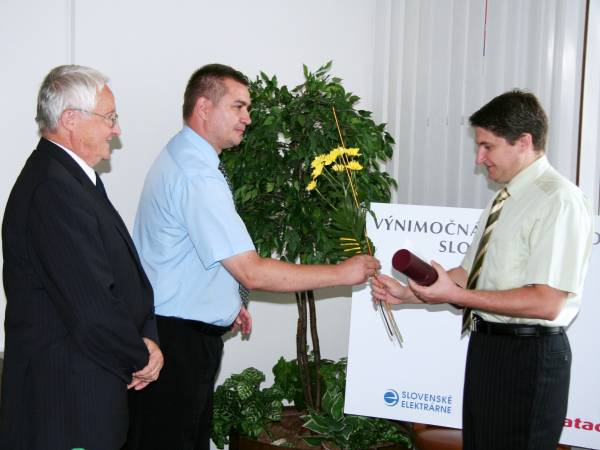 Marián Meško odovzdáve Miroslavovi Chovancovi (vpravo) ocenenie <i>Výnimočná mladá osobnosť Slovenska 2007</i>. Vľavo prof. Ján Slezák.