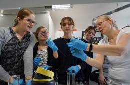 Prof. Ján Dusza pri pre preberaní ocenenia ESET Awards, ktoré mu odovzdal nositeľ Nobelovej ceny Kip Thorne