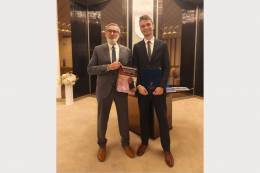 Zväčšiť fotografiu - Predseda komisie a člen Predsedníctva SAV Pavol Siman a ocenený Pavol Myšľan z Ústavu vied o Zemi SAV, v. v. i.