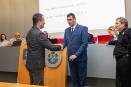 Zväčšiť fotografiu - Predseda Snemu SAV Ľuboš Kľučár blahoželá k zvoleniu kandidátovi na nového predsedu SAV Martinovi Venhartovi. Vpravo František Simančík