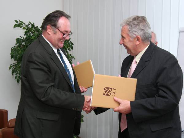 Prof. Peter Schuster (vľavo) a prof. Štefan Luby po podpise Dohody.