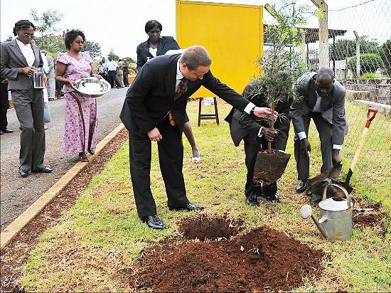 Veľvyslanec SR v Kenskej republike  Milan Zachar sadí pamätný strom. 