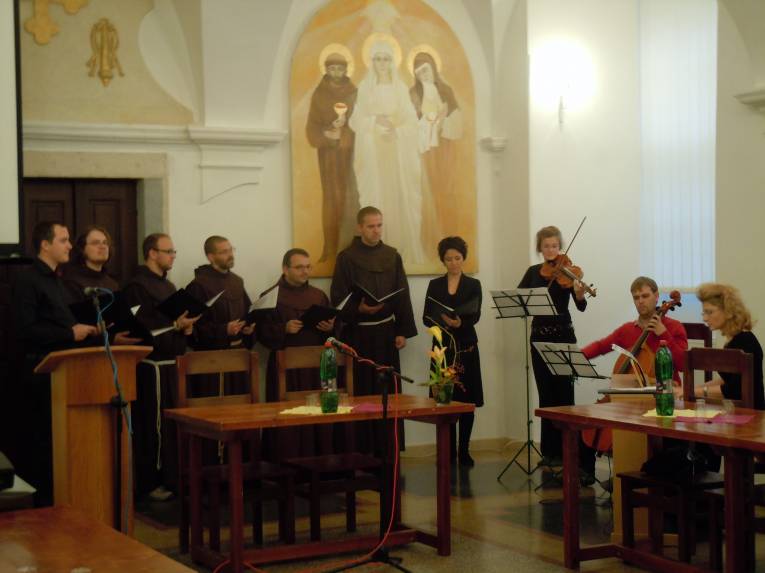 V úvode i v závere konferencie vystúpila známa Františkánska Schola pod vedením Silvie Urdovej