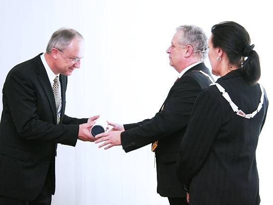 Prof. Ulrich Heimzmann (vľavo) preberá diplom z rúk prof. Jaromíra Pastoreka. Vedľa Eva Majková.