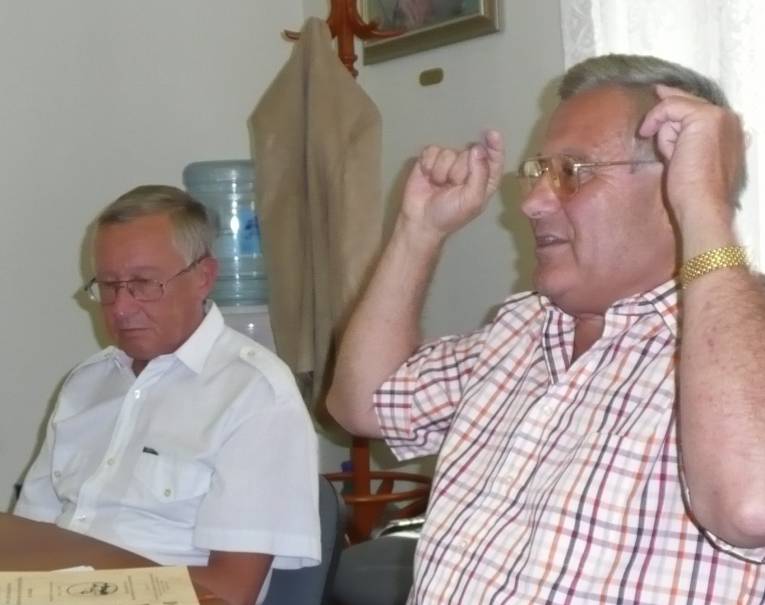 Richard Kvetňanský (vpravo) vysvetľuje novinárom podstatu americko-slovenského objavu. Vedľa neho riaditeľ Ústavu experimentálnej endokrinológie SAV Vladimír Štrbák, ktorý zasa predstavil Richarda Kvetňanského.