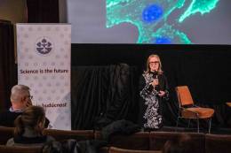 Prof. Ján Dusza pri pre preberaní ocenenia ESET Awards, ktoré mu odovzdal nositeľ Nobelovej ceny Kip Thorne