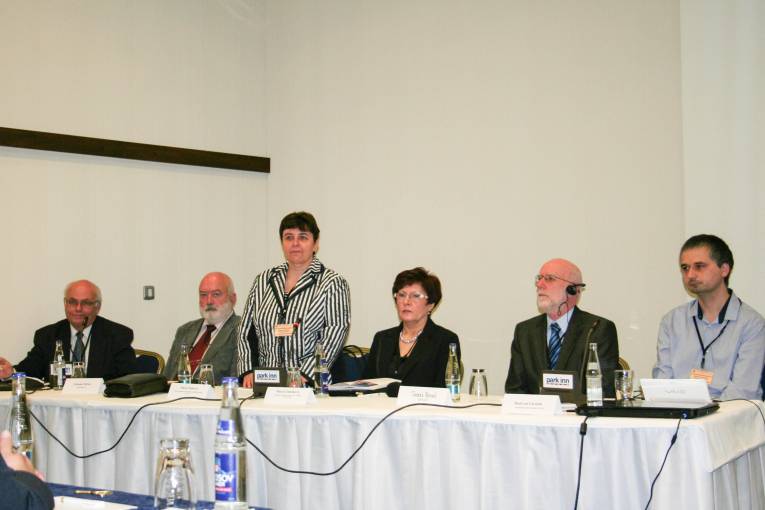 Na foto zľava: Pavol Žigo, Ľubomír Falťan, Mária Šimková, Marta Cimbáková, Tamás Várady a Radovan Garabík