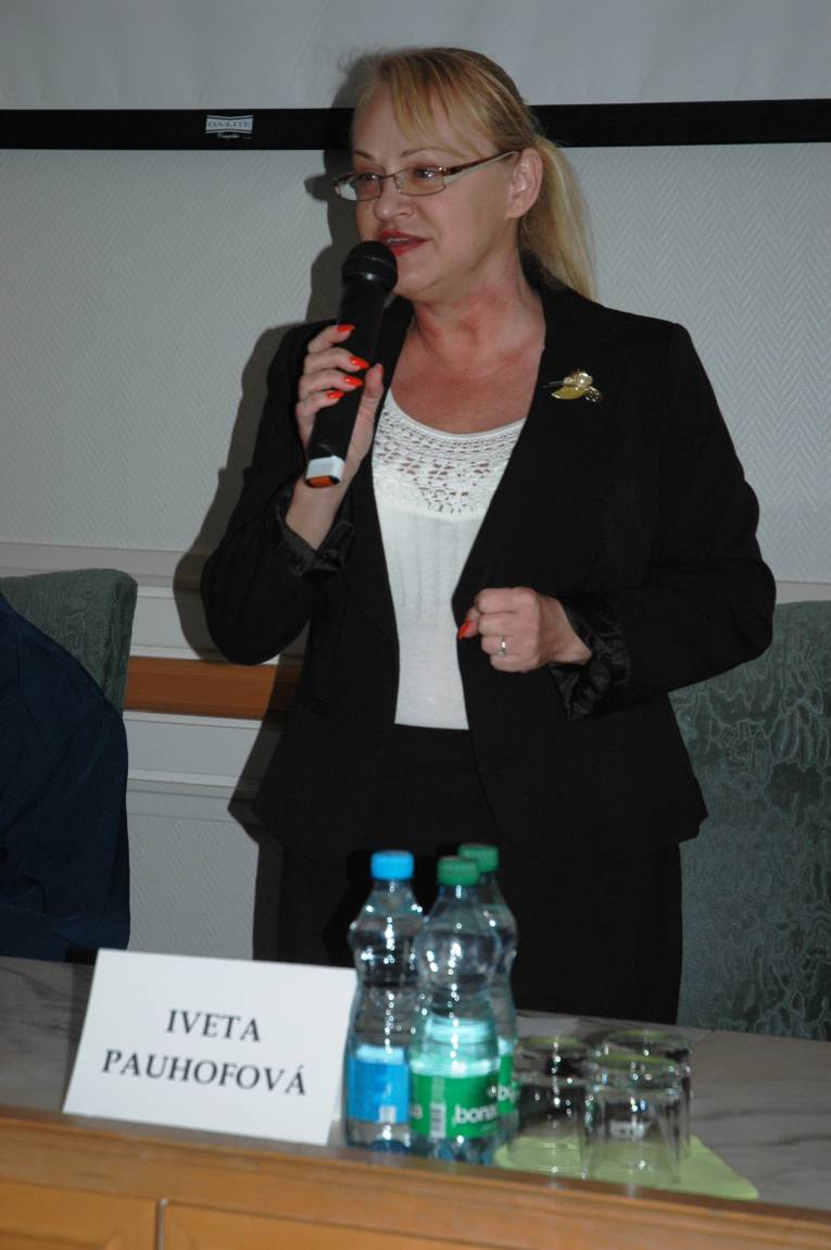 doc.  Pauhofová z EÚ SAV - gestorka konferencie otvára a moderuje panelové vystúpenia a diskusie