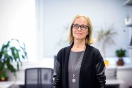 Prof. Ján Dusza pri pre preberaní ocenenia ESET Awards, ktoré mu odovzdal nositeľ Nobelovej ceny Kip Thorne