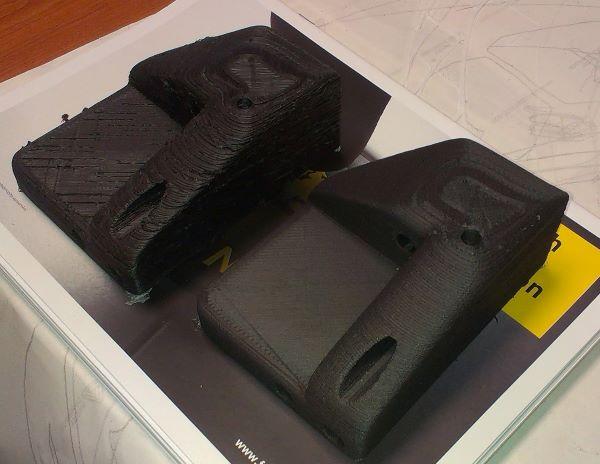 A comparison of the products printed under the same conditions.
On the left - the commercial fibre CF PETG, on the right - the hybrid fibre from the recycled PETG  
