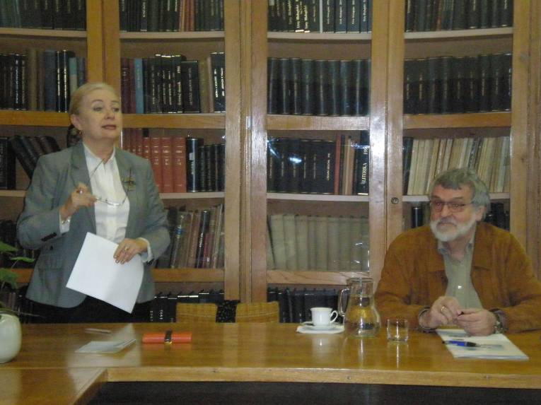 Prof. Mária Bátorová uvádza Prof. Kurta Röttgersa na pôde Ústavu svetovej literatúry SAV