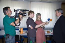 Zväčšiť fotografiu - Redaktor TV Naša Jozef Demeter a redaktorka Rádia Lumen Mria Čigášová si zatiaľ pozvali pred kameru Jána Rosochu...