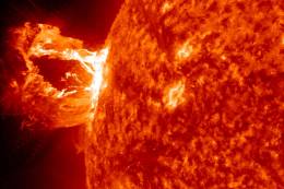 Zväčšiť fotografiu - Slnečná eruptívna protuberancia. Kredit: NASA/ISO/AIA