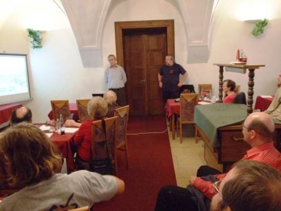 Vedecká kaviareň vo Zvolene počas Noci Výskumníka. Pri dverách vľavo Ján Kukla, vpravo moderátor Martin Mázor.