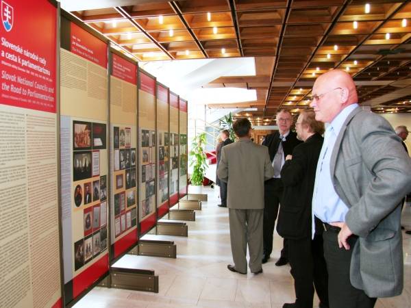 Výstava svojim obsahom priťahuje návštevníkov NR SR. Bývalý poslanec NR SR Marián Tkáč pri prehliadke.