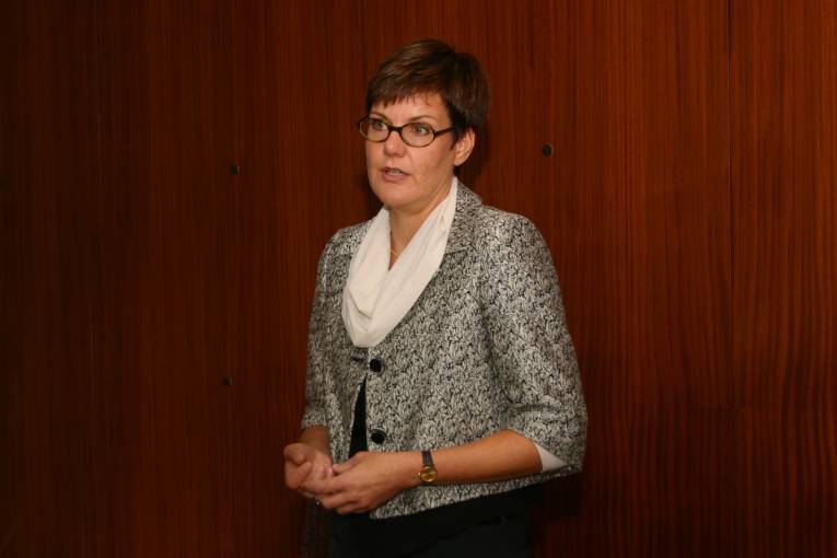 Riaditeľka pre medzinárodné vzťahy EMBL (European Molecular Biology Laboratory) Dr. Silke Schumacher pri svojej prezentácii