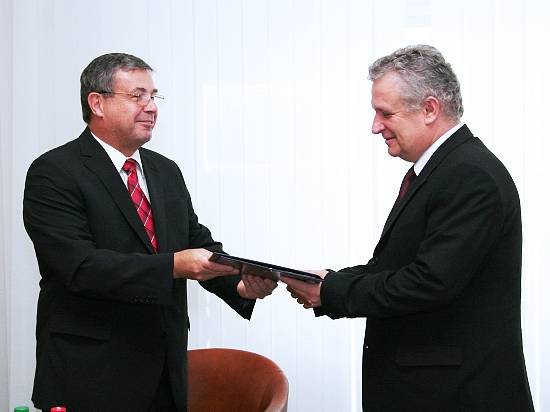 Minister školstva Ján Mikolaj (vľavo) odovzdáva prof. Jaromírovi Pastorekovi pracovnú zmluvu...