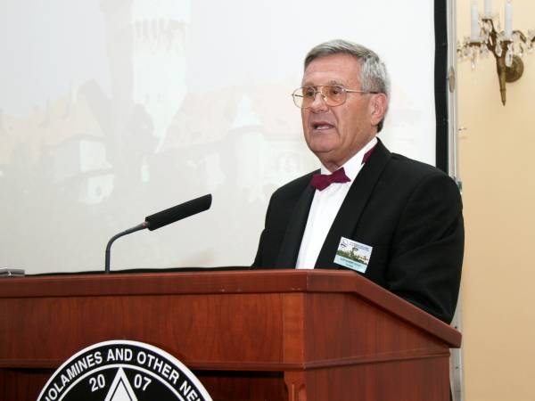 Predseda sympózia Richard Kvetňanský počas svojho vystúpenia.