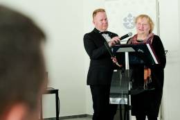 Zväčšiť fotografiu - Mira Nábělková pru ďakovenj reči, mikrofón pridržiava moderátor Juraj Turis