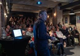 Malá kinosála v Tabačke privítala Igora Riečanského z Centra experimentálnej medicíny SAV, v. v. i.