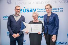 Čestnú plaketu SAV Ľudovíta Štúra si prevzala...