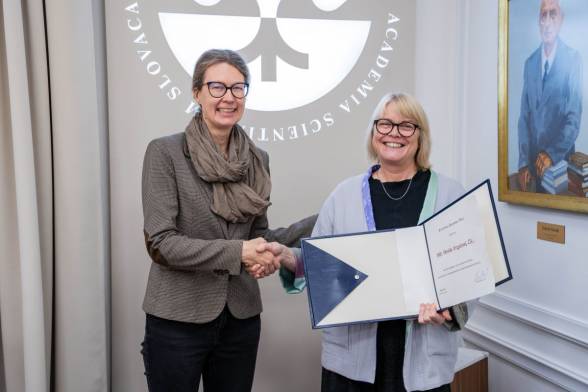 Čestnú plaketu SAV Ľudovíta Štúra si prevzala Monika Vrzgulová