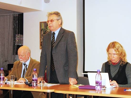 Akademik V. Tiškov pri svojom vystúpení o fenoméne eurazijstva spolu s doc. E. Voráčkom a dr. O. Pavlenko.