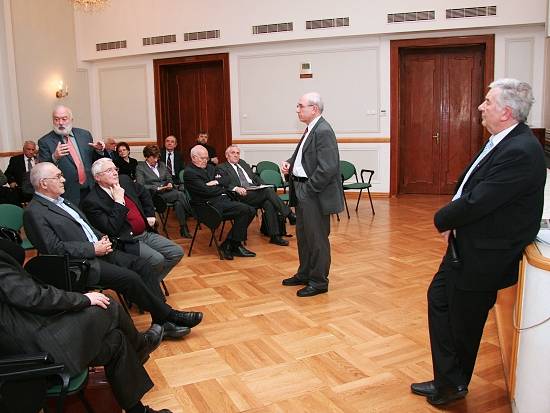 Pohľad do sály počas rokovania - vpravo prof. Štefan Luby, v pozadí prof. Ivan Chodák, diskutuje podpredseda SAV Ľubomír Falťan...