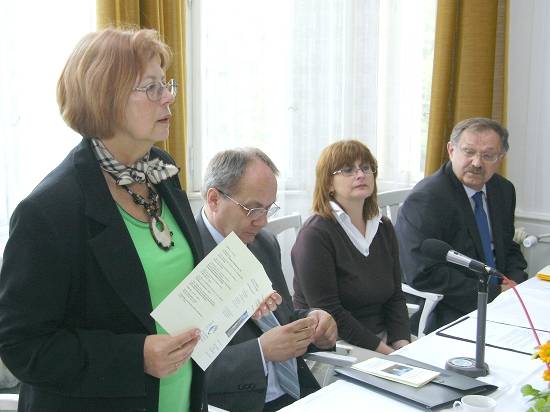 Slávnostný príhovor na začiatku konferencie mala Dagmar Podmaková (vľavo), napravo prof. Miloš Mistrík, Katarína Ducárová a Andrej Maťašík.