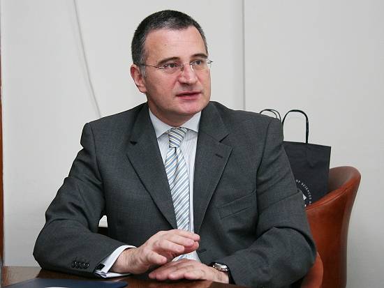 Mimoriadny a splnomocnený veľvyslanec Rumunskej republiky v SR Florin Voditţă počas rokovania v SAV.