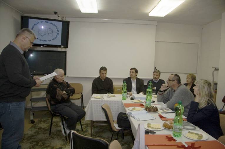 Zapálený propagátor vedy medzi širokou verejnosťou Ján Gálik predstavuje hostí tlačovej besedy. (Zľava pri stole) Jozef Burda, Martin Maršala, Ivo Vanický, Ján Rosocha a v pozadí Nadežda Lukáčová.