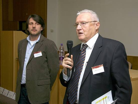 Predseda hodnotiacej komisie prof. Ján Slezák (vpravo) a programový riaditeľ Nadácie Intenda Bohdan Smieška.