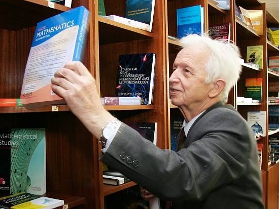 Miloslav Duchoň z Matematického ústavu SAV so samozrejmosťou zamieril ku knihám vo svojom odbore...