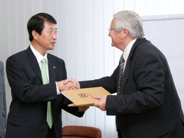 Vedúci kórejskej delegácie Seok Sik Choi a prof. Ján Slezák v okamihoch po podpise memoranda o porozumení.