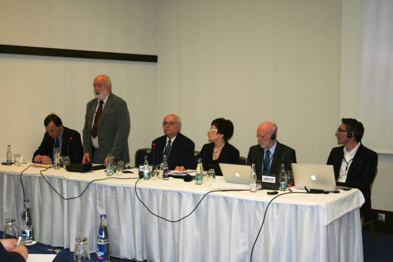 Na foto zľava: Jan Hajič, Ľubomír Falťan, Pavol Žigo, Marta Cimbáková, Tamás Váradi, Georg Rehm