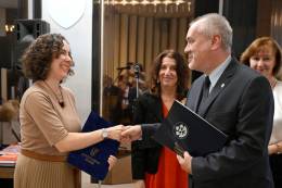 Zväčšiť fotografiu - Lucia Molnár Satinská (vľavo) si preberá ocenenie z rúk predsedu poroty Róberta Karula (vpravo) za dielo Maďarčina v Bratislave. Príbeh jazyka a viacjazyčnosti“ (vydavateľstvo Slovart) v kategórii spoločenské vedy počas udeľovania cien Literárneho fondu za dlhoročnú vedeckú činnosť